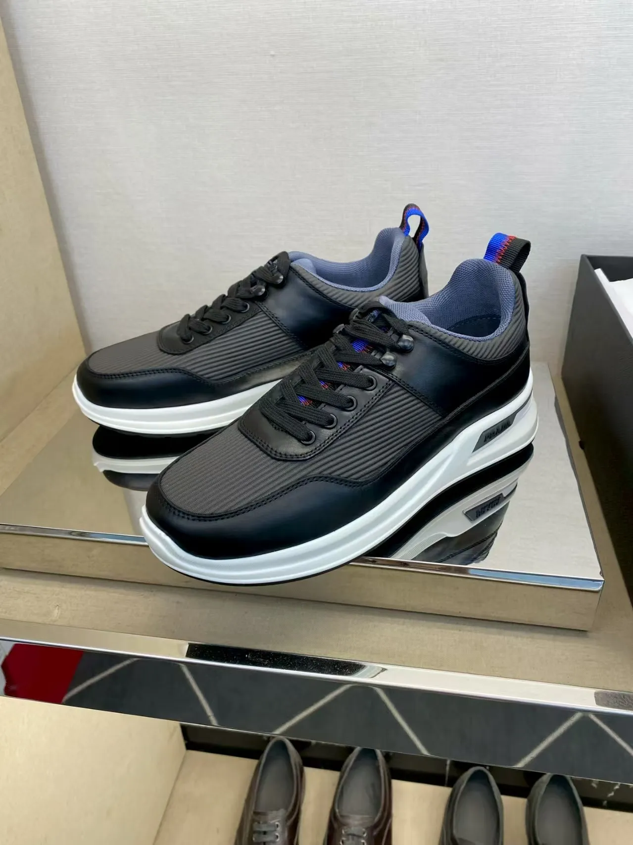 P440 38-45 Prada's new men's genuine leather sneakers, the highest version on the market, any comparison is welcome🆚! The original leather has excellent texture and is super high-end! Fetal sheep net lining imported from Italy, removable pad! Luxurious materials and fine workmanship, highly recommended!